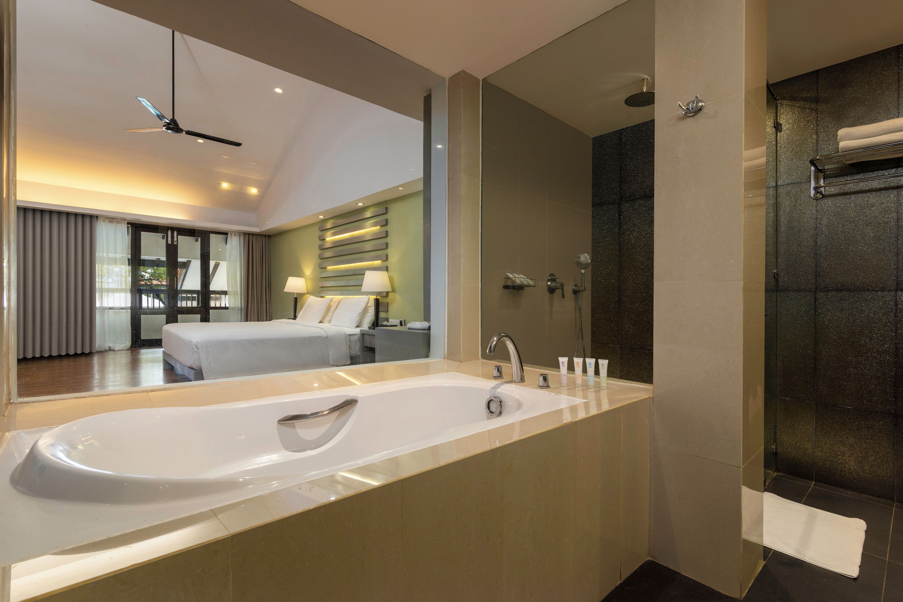 Deluxe Room | Minibar, in-room safe, individually furnished, desk