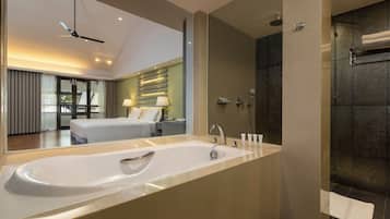 Deluxe Room | Minibar, in-room safe, individually furnished, desk