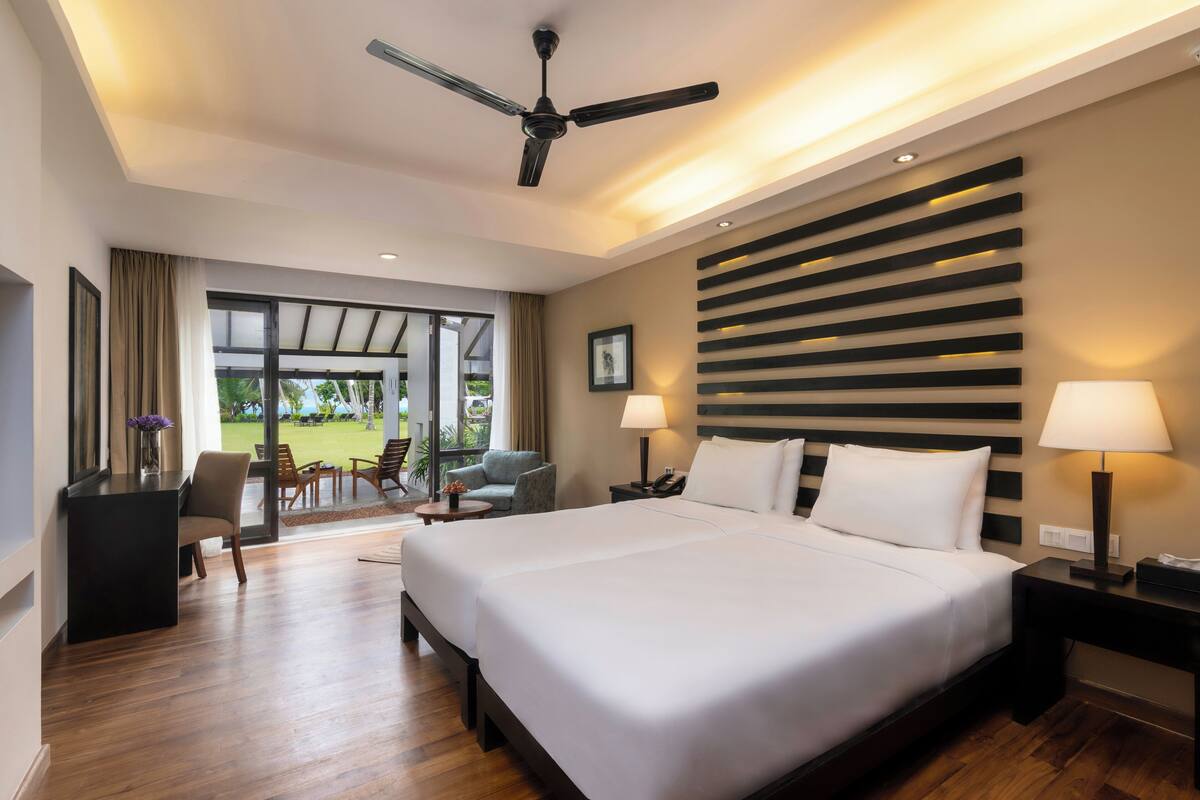 Superior Room | Minibar, in-room safe, desk, laptop workspace