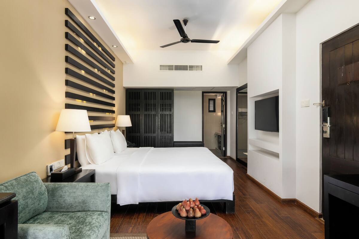Standard Double Room | Minibar, in-room safe, desk, laptop workspace