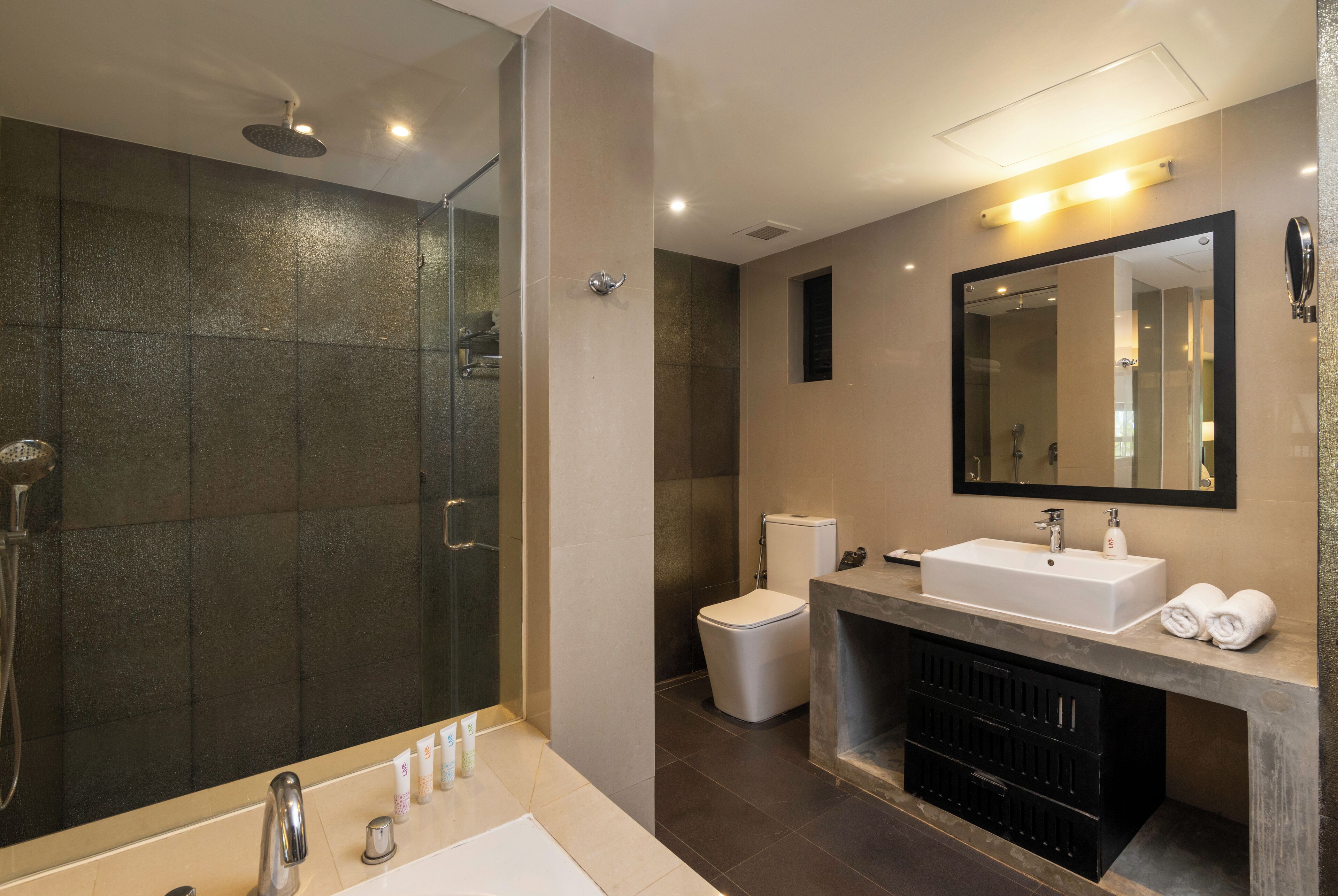 deluxe room | 1 bedroom, minibar, in-room safe, individually furnished