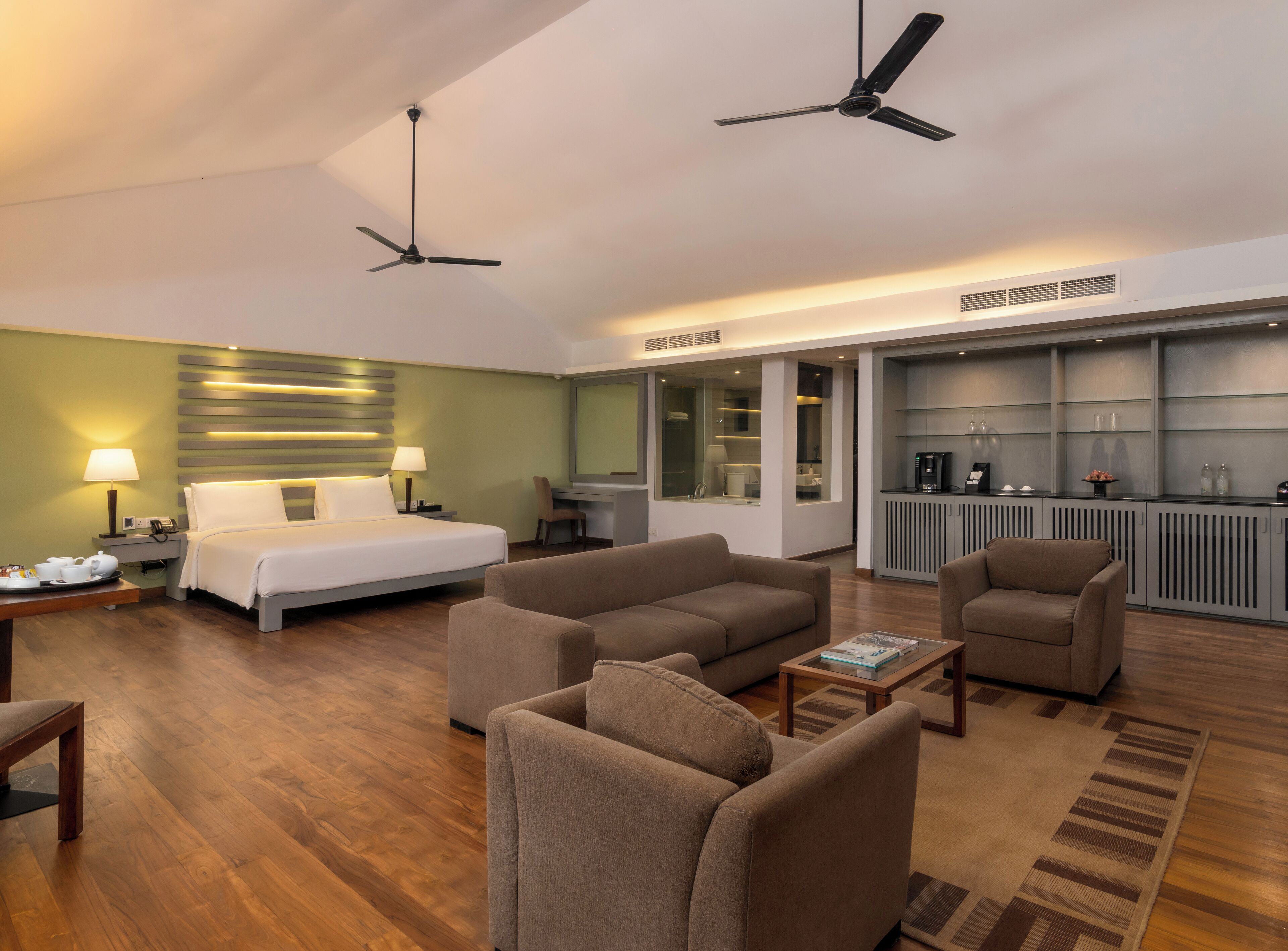 deluxe room | 1 bedroom, minibar, in-room safe, individually furnished