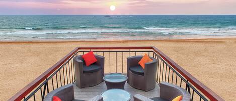 2 か所のレストラン、朝食、ランチ、ディナーに営業 (多国籍料理)