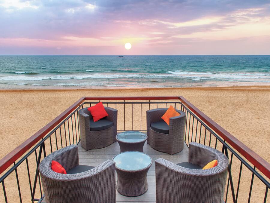 2 restaurants, breakfast, lunch, dinner served; international cuisine