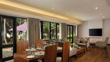 Bawa Suite | Minibar, in-room safe, individually furnished, desk