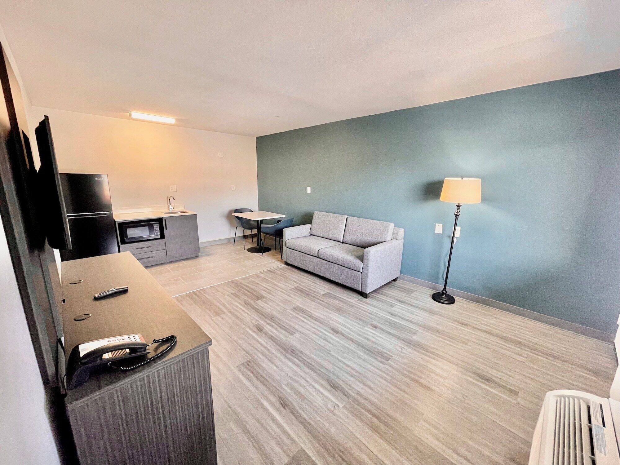 Suíte luxo, 1 cama King, para não fumantes, geladeira e micro-ondas | Área de estar | TV