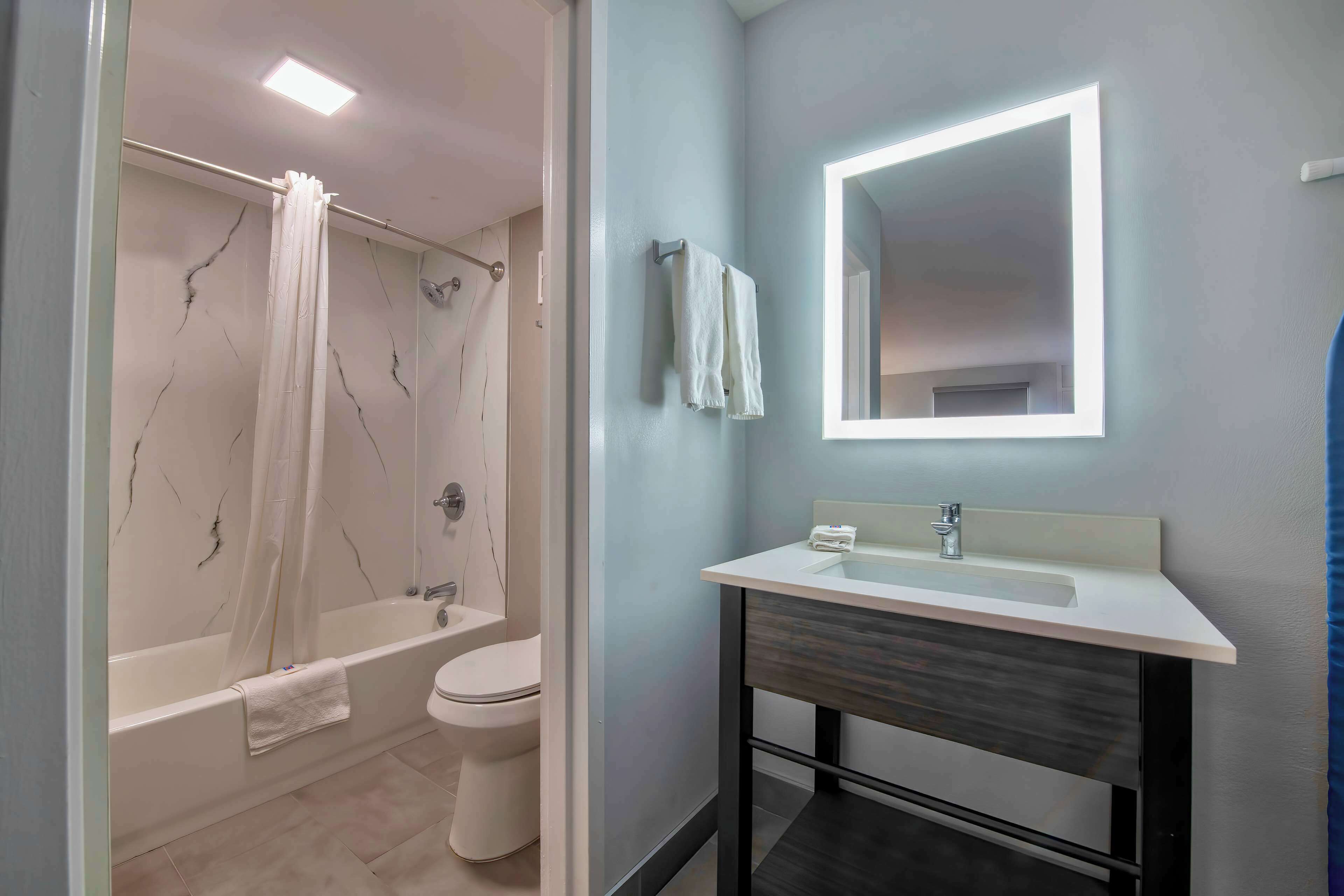 Combined shower/tub, free toiletries, towels