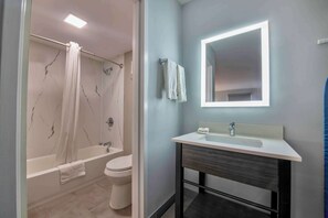 Combined shower/bathtub, free toiletries, towels - Studio 6 Jackson, MS - I-55 (Jackson)