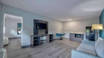 Skrivebord, blendingsgardiner, wi-fi (inkludert) og sengetøy