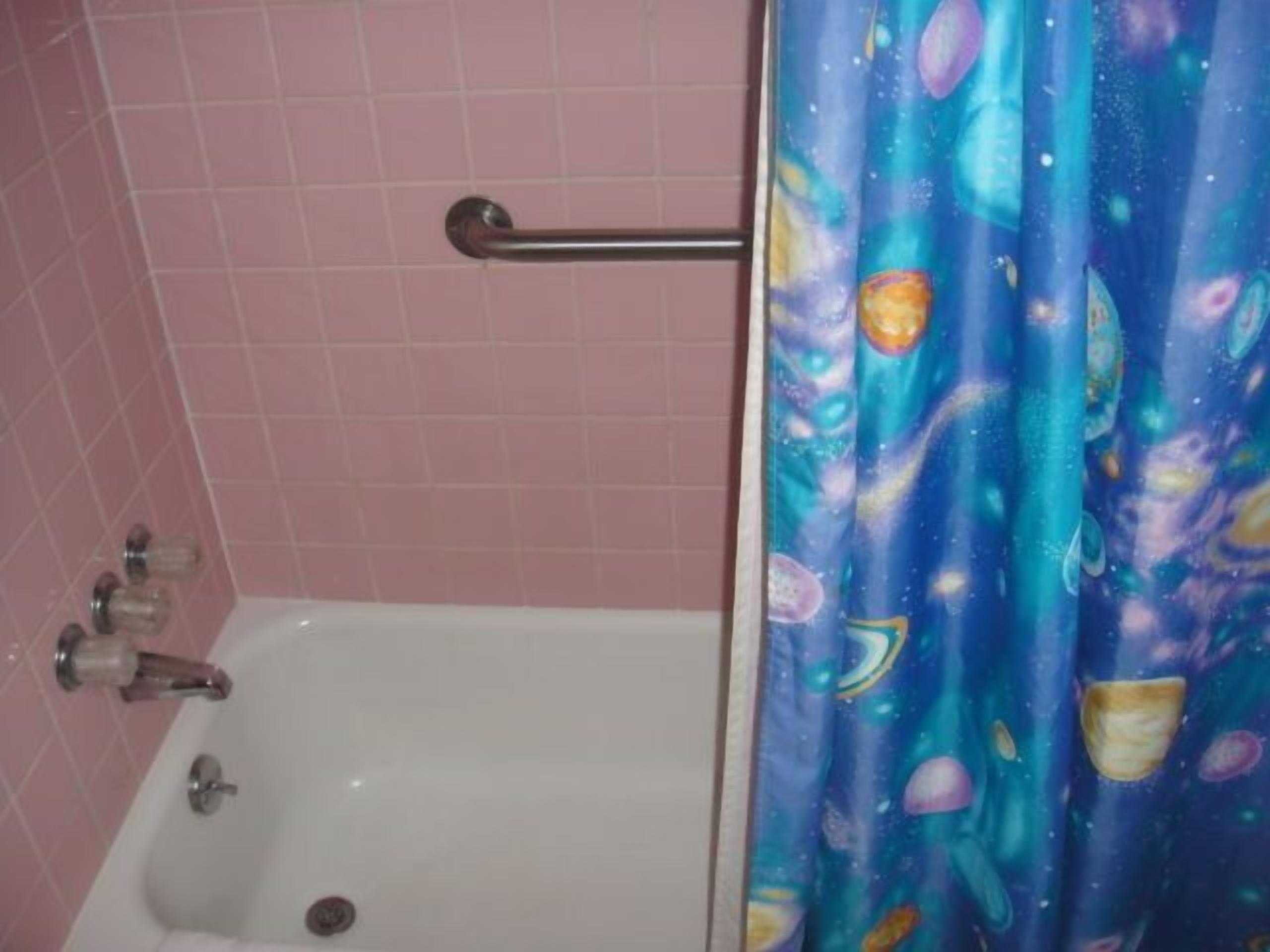 Standard Room, 1 Queen Bed | Bathroom