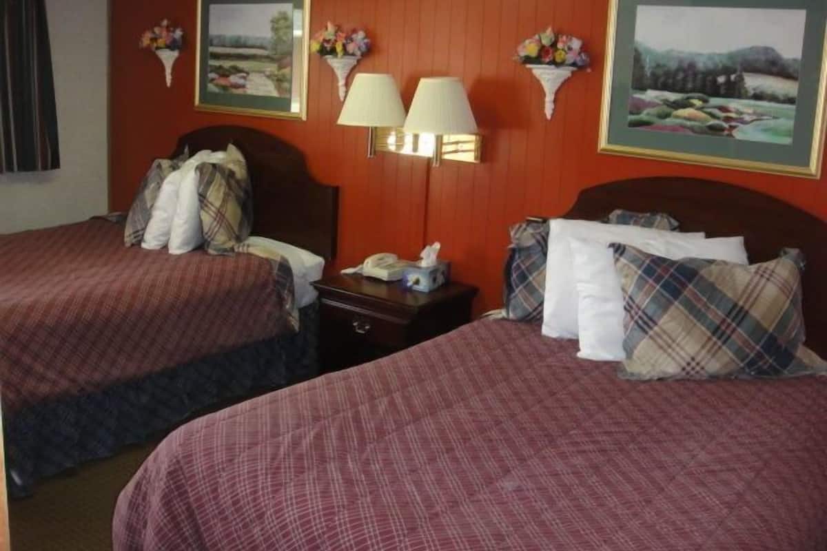 Standard Room, 1 King Bed, Refrigerator & Microwave | Iron/ironing board, WiFi (free), bed sheets