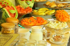 Daily buffet breakfast (INR 375 per person)