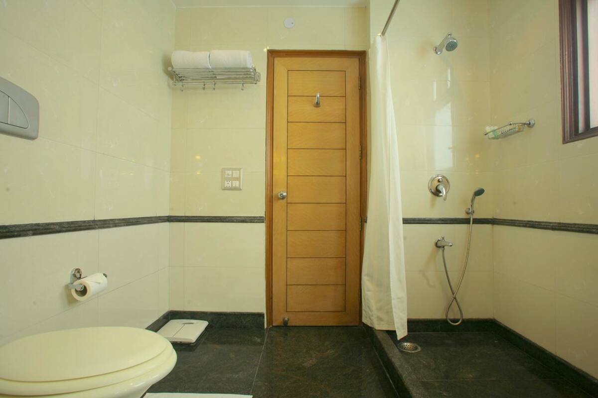 Kostenlose Toilettenartikel, Haartrockner, Bademäntel, Hausschuhe