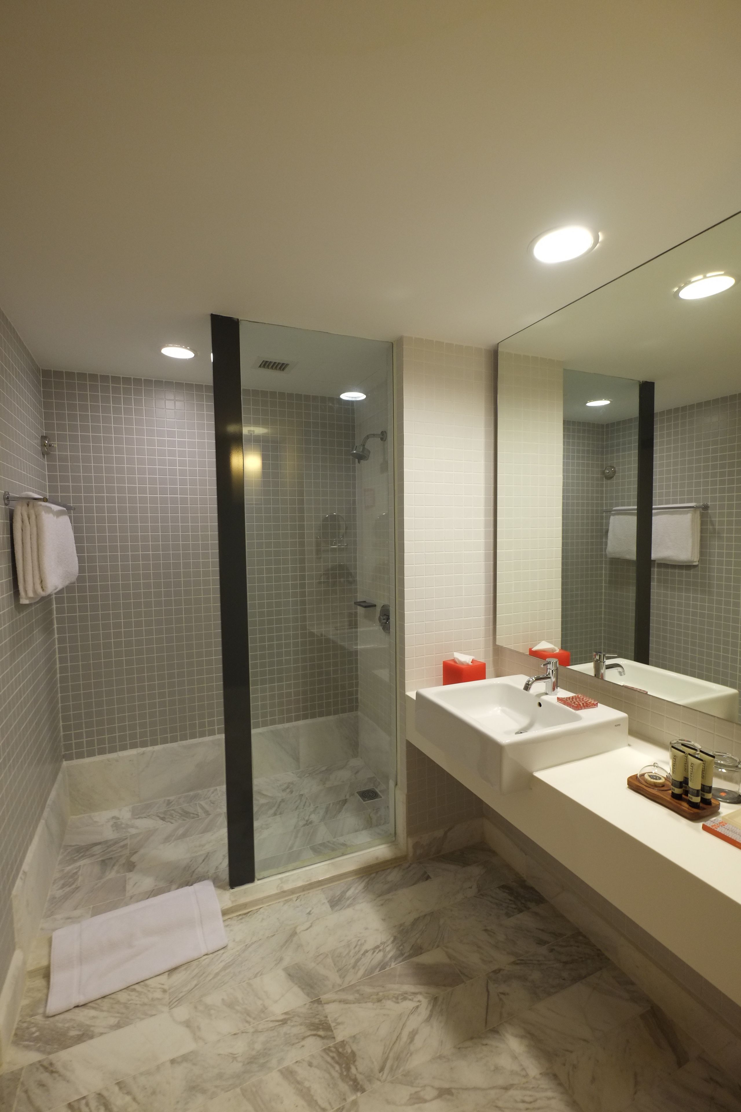 executive room | bathroom | free toiletries, hair dryer, bathrobes, slippers