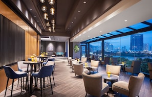 2 bars/lounges, cocktail bar