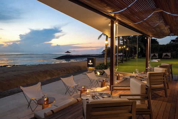 2 restaurants servant le petit déjeuner, spécialités Cuisine asiatique