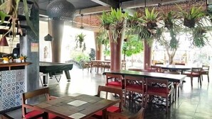 تناول الطعام بالخارج