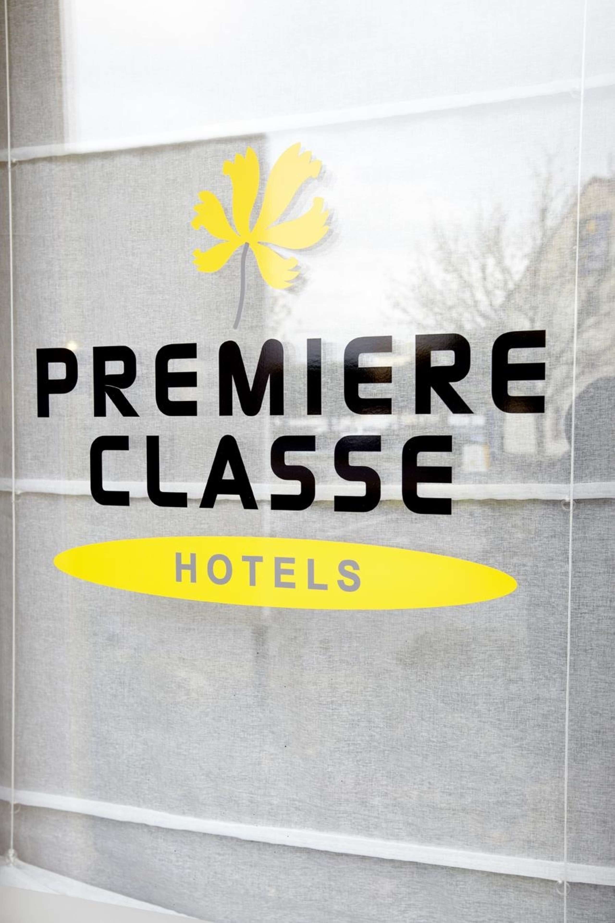 Une fenêtre ornée du logo de la chaîne hôtelière Premiere Classe.