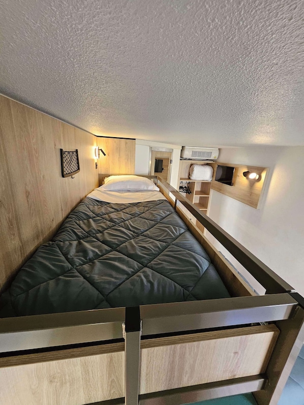 Quarto standard, várias camas (1 Double and 1 Single bed) | Cofres nos quartos, escrivaninha, quartos à prova de som, berços grátis
