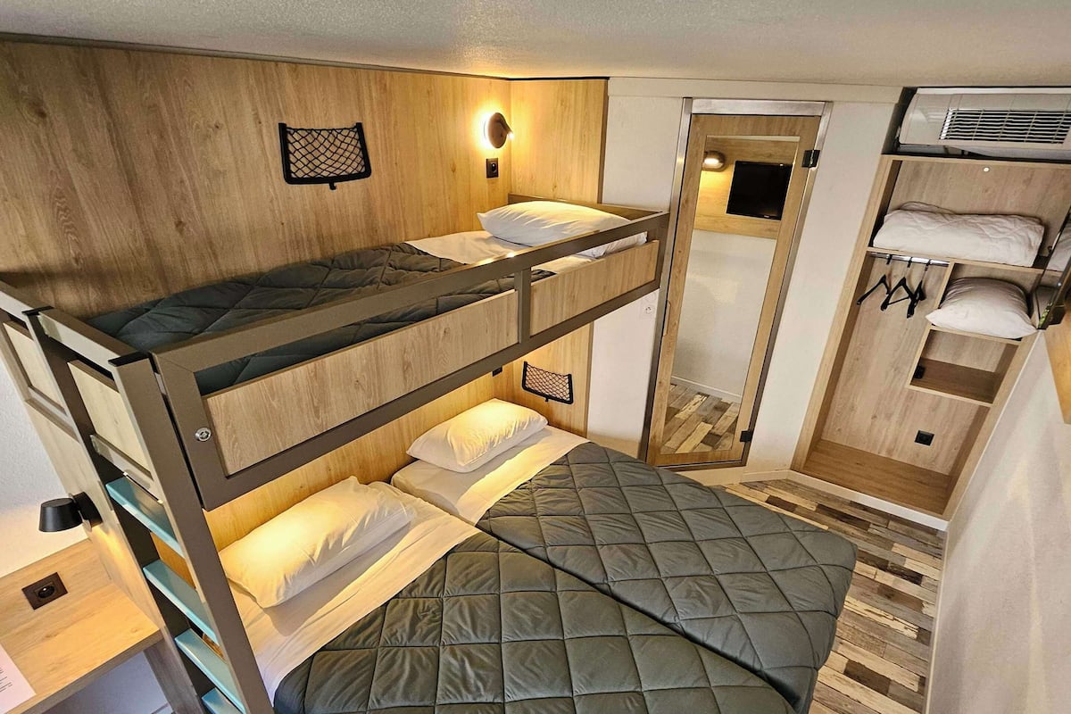 Habitación estándar, 3 camas individuales | Caja de seguridad en la habitación, escritorio y insonorización