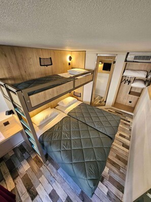 Kamar Standar, 3 Tempat Tidur Twin | Brankas, meja kerja, kedap suara, dan tempat tidur bayi gratis