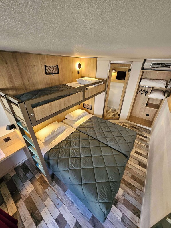 In-room safe, desk, soundproofing, free cots/infant beds - Première Classe Saint Malo - Saint Jouan des Guérets (Saint-Jouan-des-Guerets)