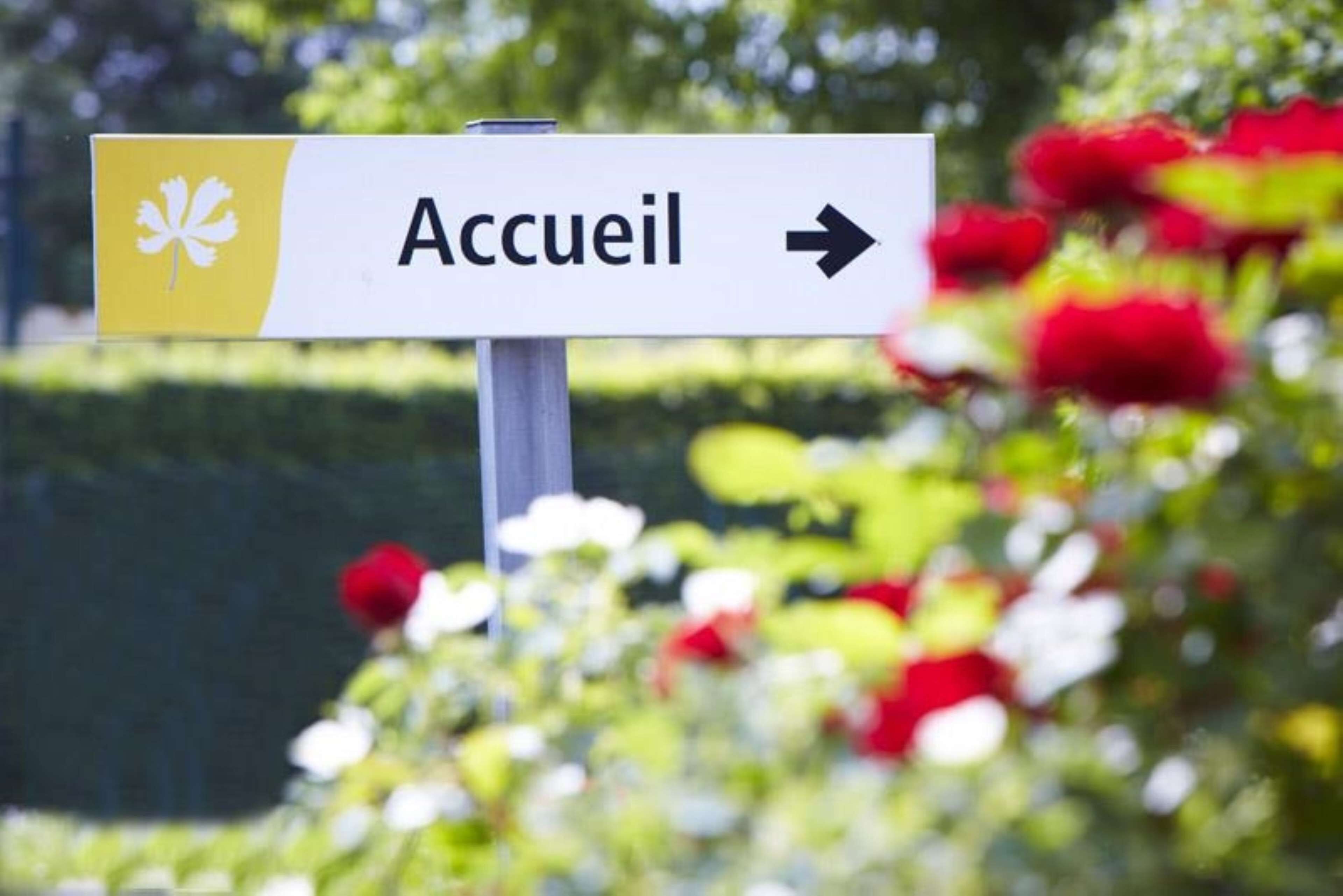 Een richtingsbord met de tekst 'Accueil' en een pijl die naar rechts wijst.