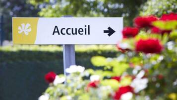 Een richtingsbord met de tekst 'Accueil' en een pijl die naar rechts wijst.