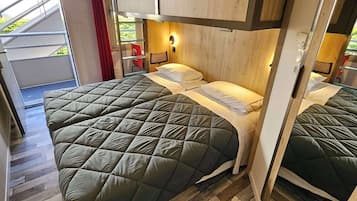 Chambre Standard, 3 lits une place | Coffres-forts dans les chambres, bureau, chambres insonorisées