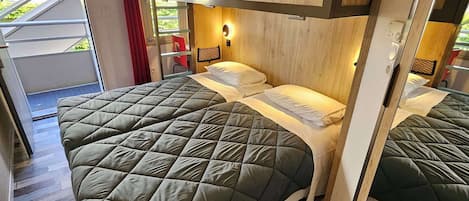 Habitación estándar, 3 camas individuales | Caja de seguridad en la habitación, escritorio y insonorización