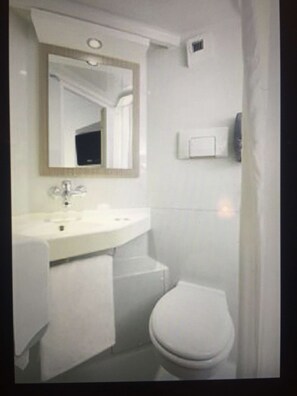 Ein Badezimmer mit Waschbecken, Spiegel und Toilette.