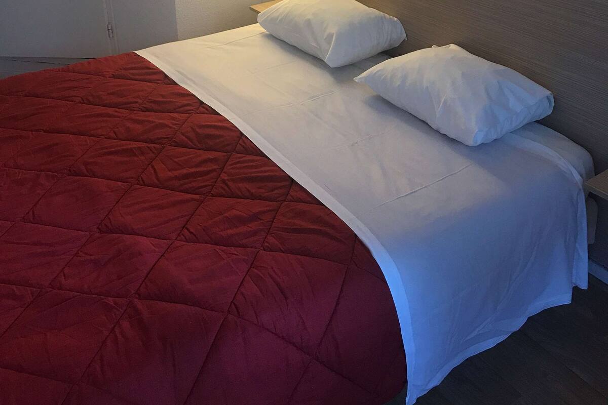 Standardværelse - 1 dobbeltseng | Pengeskab på værelset, skrivebord, lydisolering, gratis baby-/barnesenge