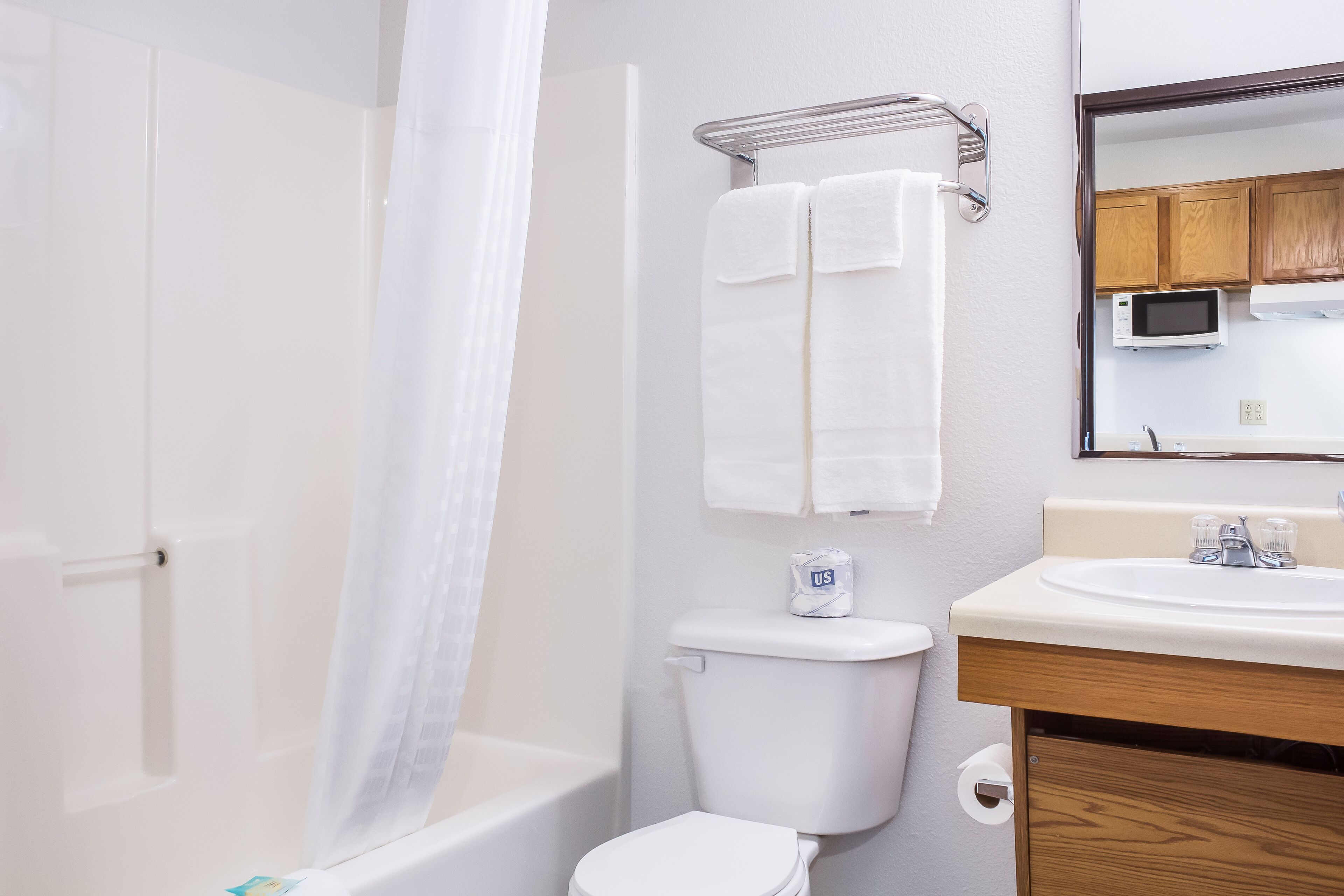 combined shower/bathtub, free toiletries, towels