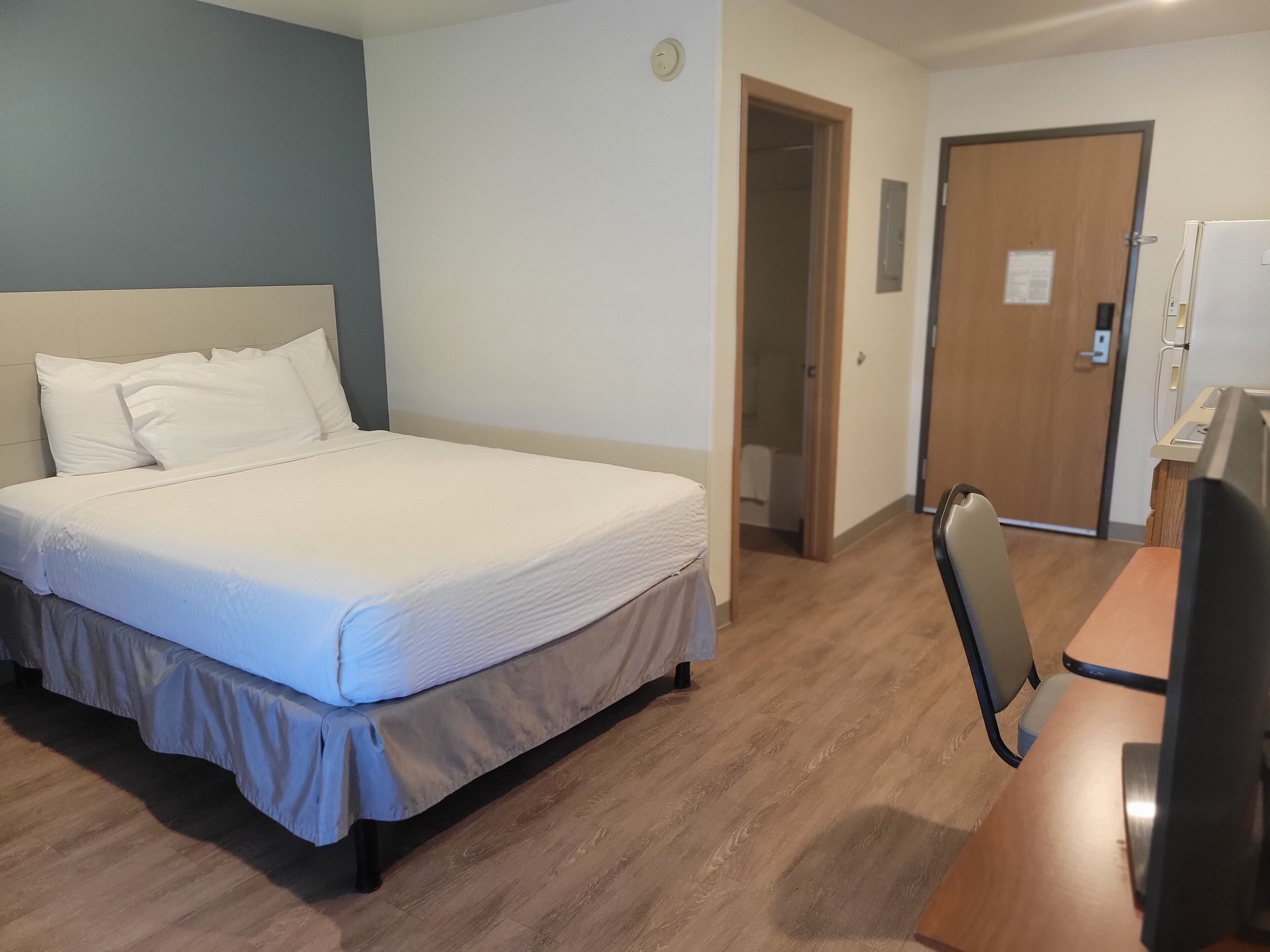 standard room, 1 queen bed, non smoking | desk, laptop workspace, iron/ironing board, free wifi