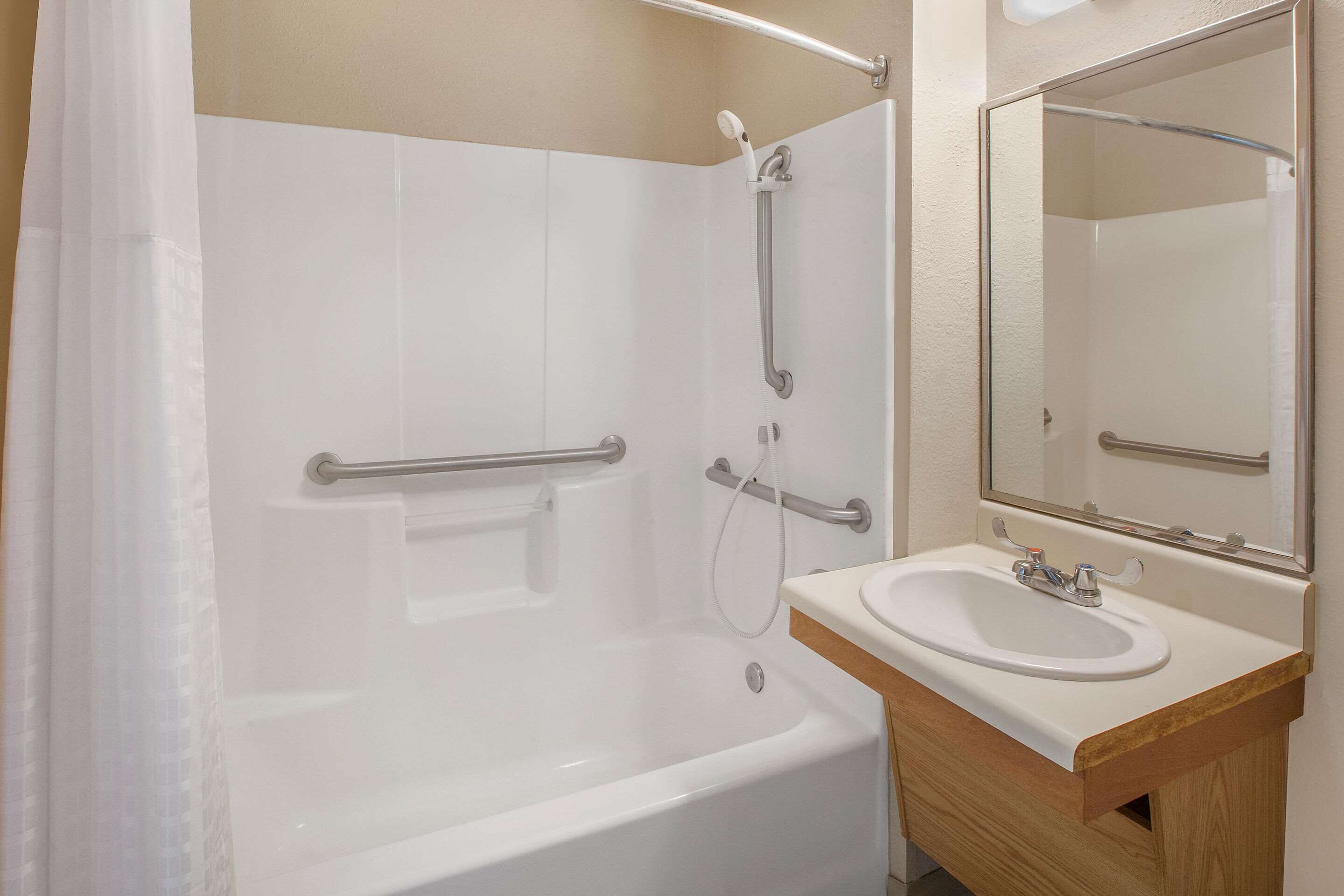 combined shower/bathtub, free toiletries, towels