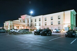 A hotel with a parking lot and several cars parked in front. - Hampton Inn Montgomery-South-Airport (Montgomery)