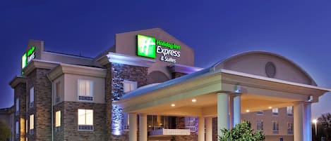 Holiday Inn Express -hotellin rakennus, jossa on kiviverhous, katettu sisäänkäynti ja kyltti, jossa näkyy hotellin nimi.