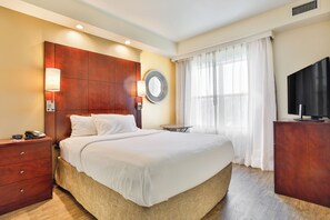 Premium bedding, in-room safe, laptop workspace, blackout curtains