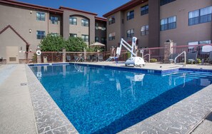 Piscine extérieure, chaises longues