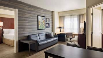 Suite, 2 habitaciones | Área de sala de estar | Televisión LCD