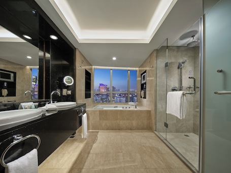 Separate bathtub and shower, deep-soaking bathtub, rainfall showerhead. Hilton Hefei