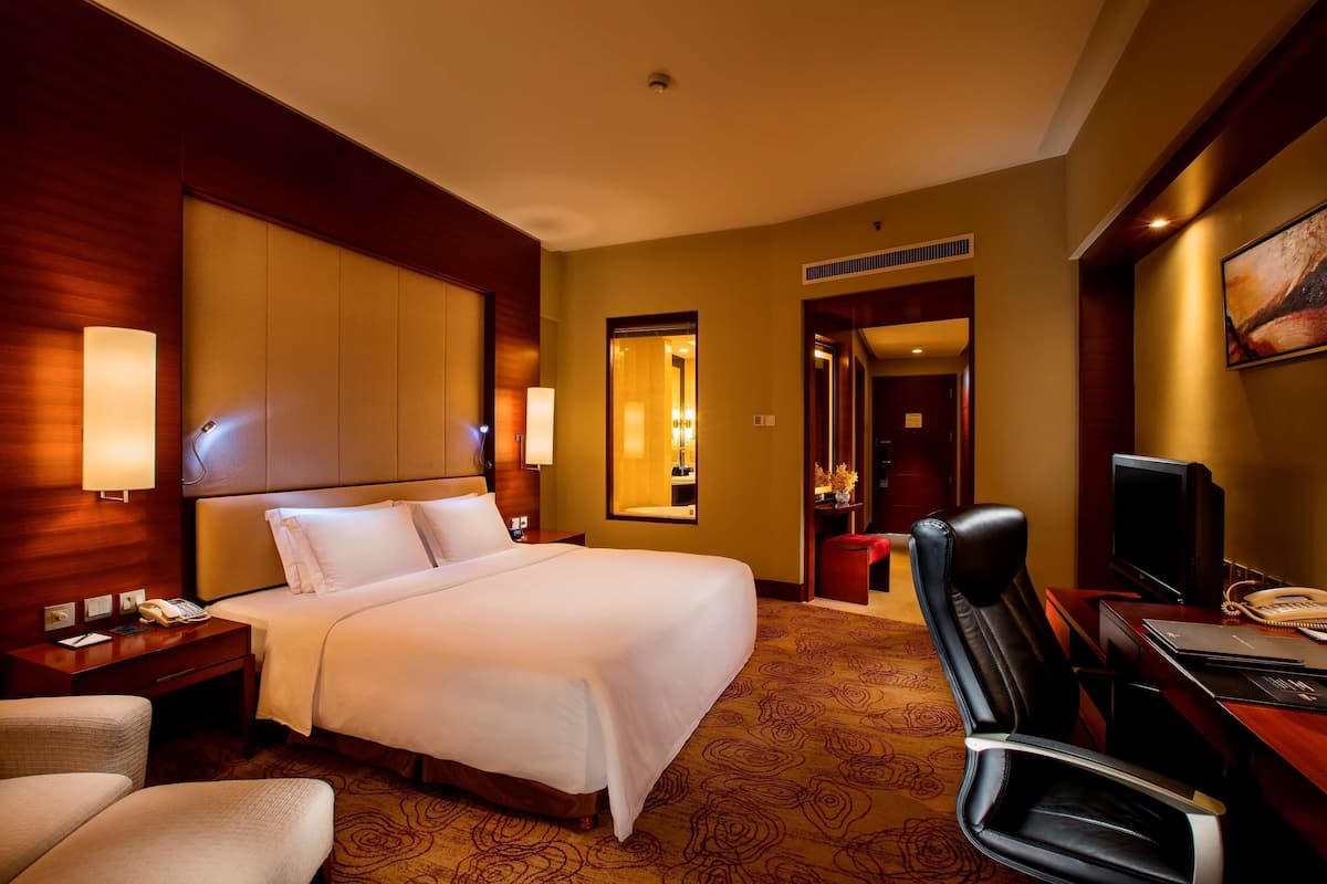 1 bedroom, premium bedding, free minibar items, in-room safe