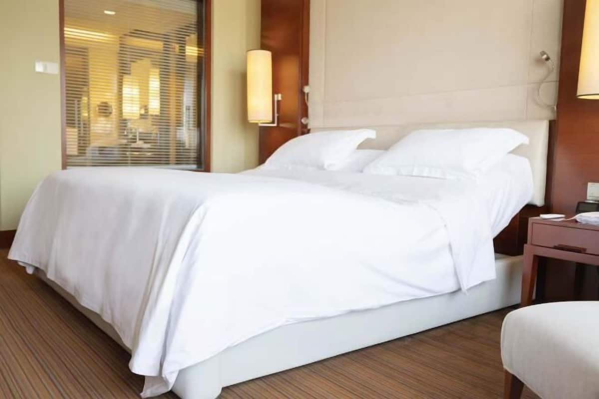 1 bedroom, premium bedding, free minibar items, in-room safe