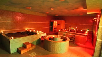 Un sauna, una bañera de hidromasaje, aguas termales/minerales