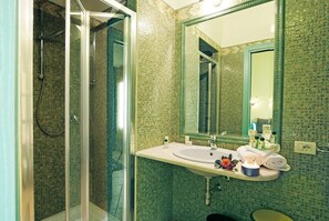 Buồng tắm vòi sen, vòi sen thủy lực, máy sấy tóc, áo choàng tắm 