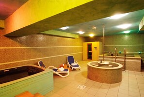Indoor spa tub