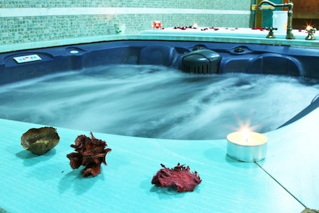 Indoor spa tub. Hotel Del Corso