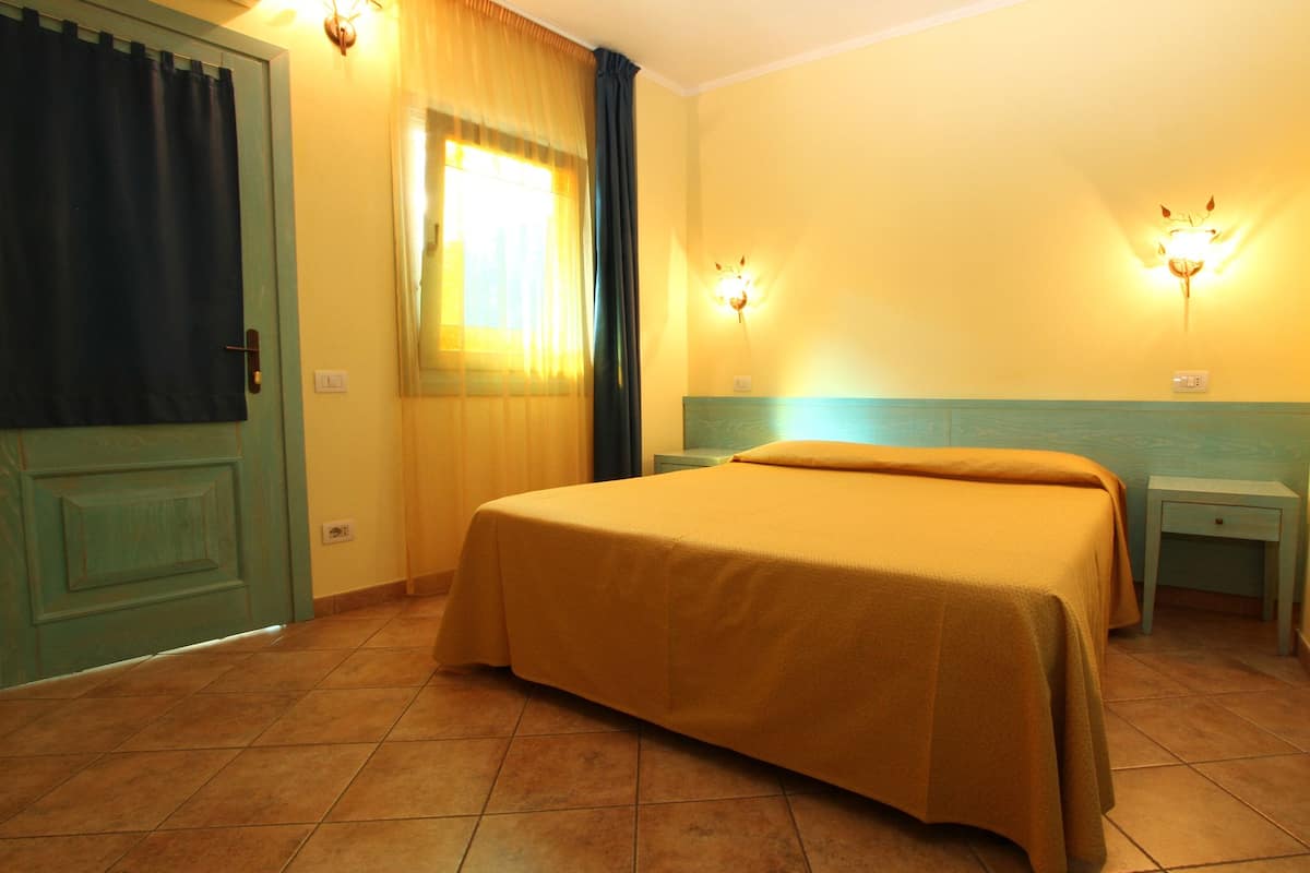 standard double room | minibar, in-room safe, desk, soundproofing