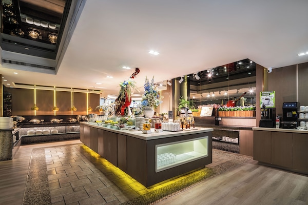 Daily buffet breakfast (CNY 78.00 per person)