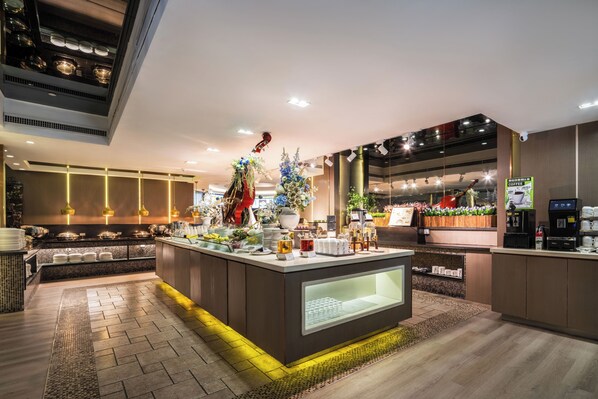 Daily buffet breakfast (CNY 78.00 per person)